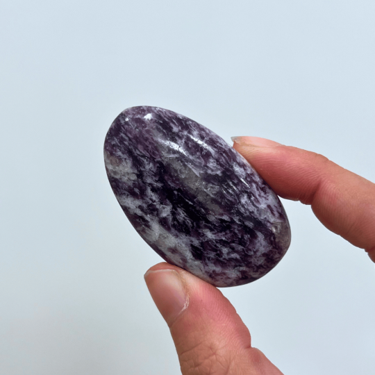 Galet lépidolite