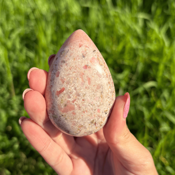 Galet goutte en opale rose du Pérou