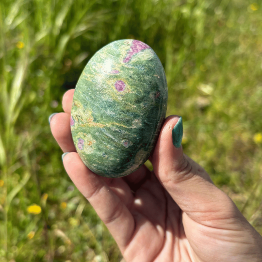 Galet en rubis fuchsite d'Inde