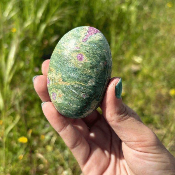 Galet en rubis fuchsite d'Inde