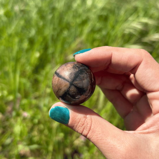 Sphère en chiastolite