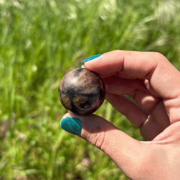 Sphère en chiastolite