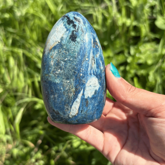 Forme libre en dumortiérite de Madagascar