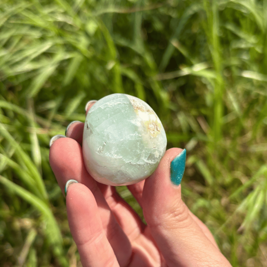 Pierre roulée en apophyllite verte et stilbite