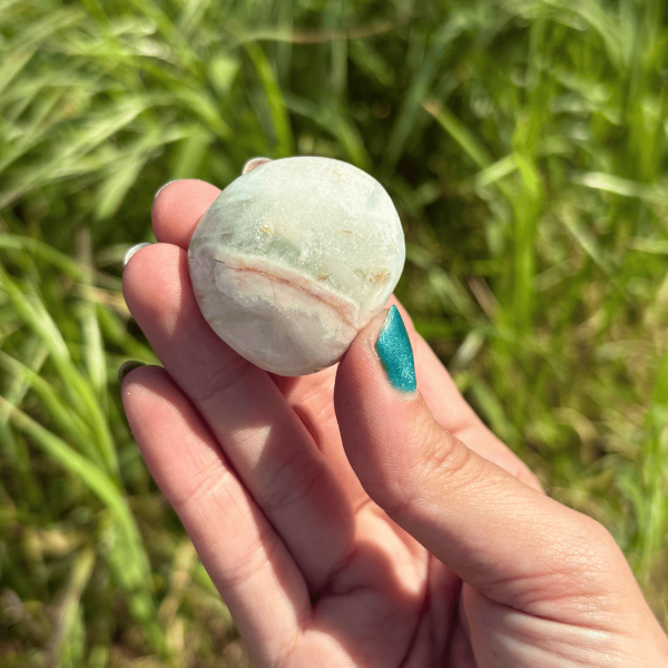 Pierre roulée en apophyllite verte et stilbite