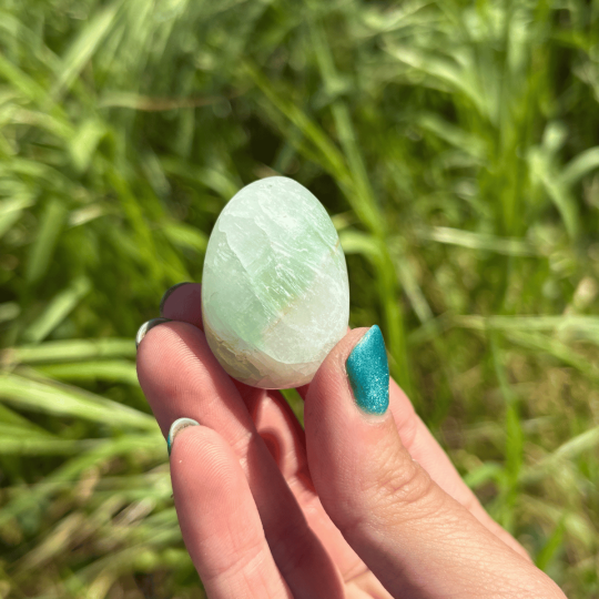 Pierre roulée en apophyllite verte et stilbite