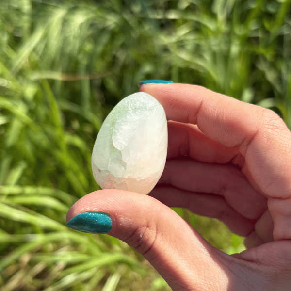 Pierre roulée en apophyllite verte et stilbite