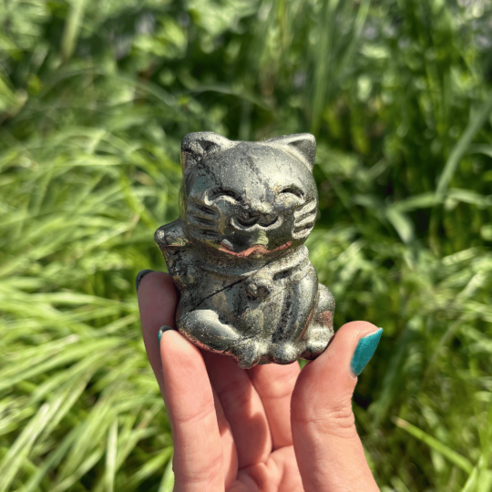 Chat Maneki-neko en pyrite du Pérou