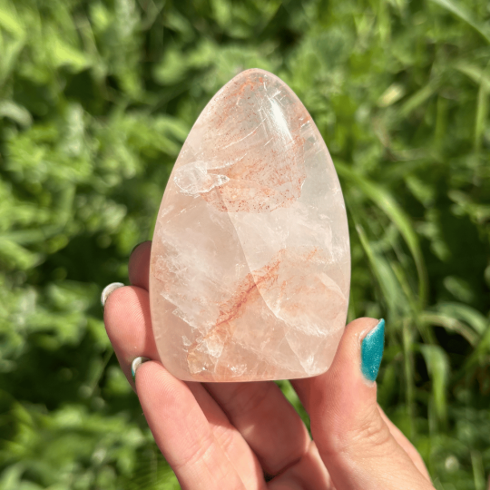 Forme libre en quartz hématoïde de Madagascar