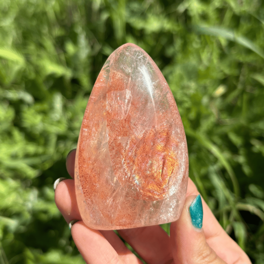 Forme libre en quartz hématoïde de Madagascar