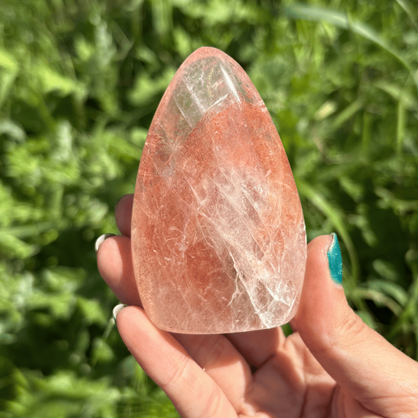 Forme libre en quartz hématoïde de Madagascar