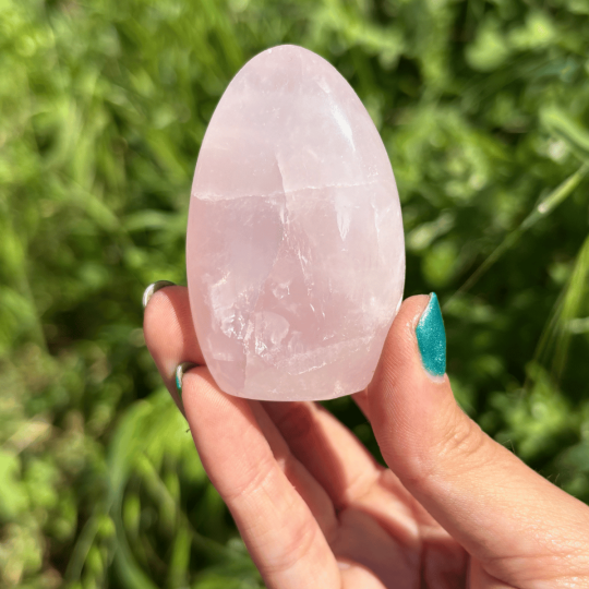 Forme libre en quartz rose de Madagascar