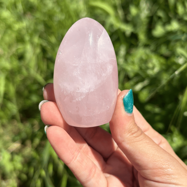 Forme libre en quartz rose de Madagascar