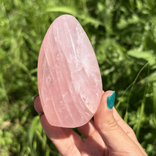 Forme libre en quartz rose de Madagascar