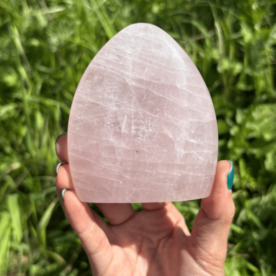 Forme libre en quartz rose de Madagascar