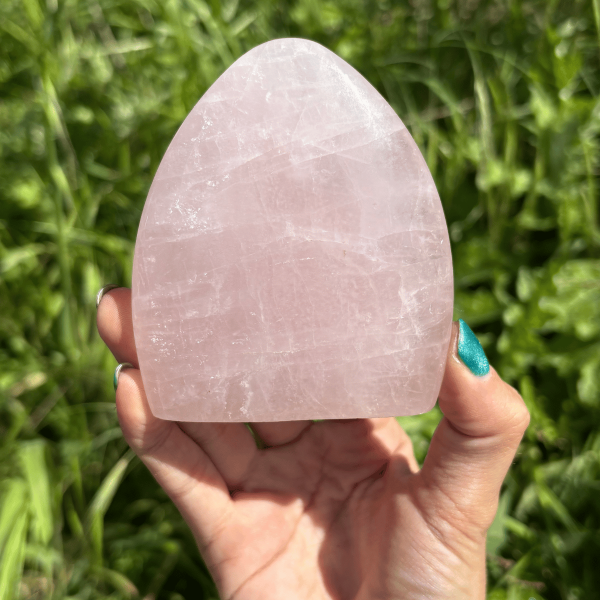 Forme libre en quartz rose de Madagascar