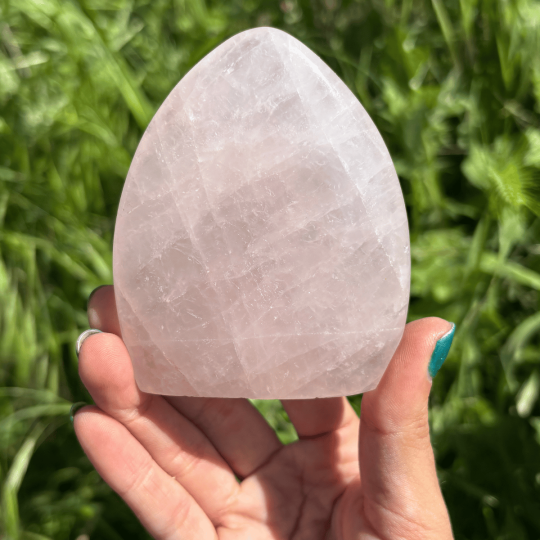 Forme libre en quartz rose de Madagascar