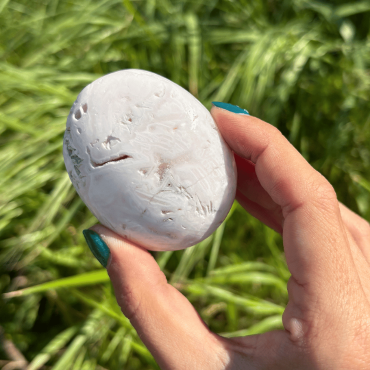 Galet en manganocalcite du Pérou