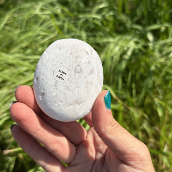 Galet en manganocalcite du Pérou