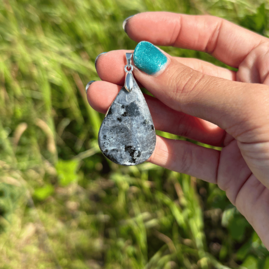 Pendentif en larvikite