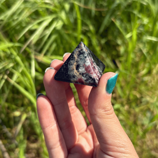 Pyramide en eudyalite