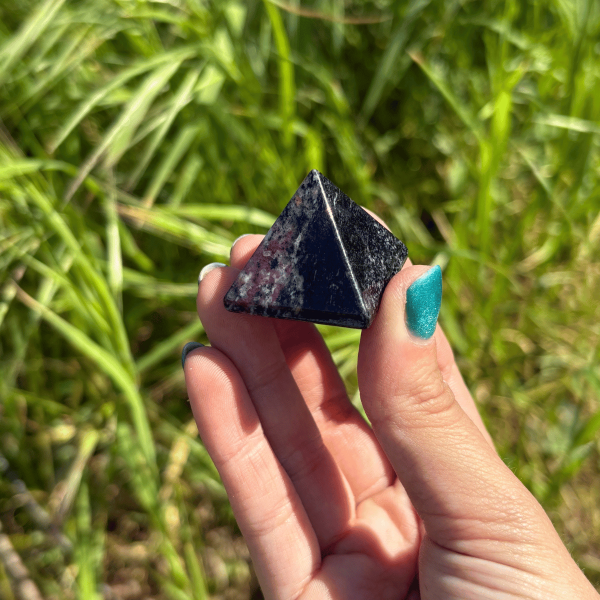 Pyramide en eudyalite