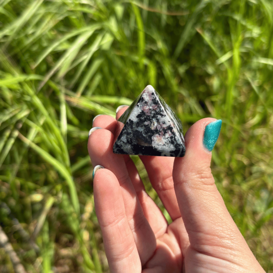 Pyramide en eudialyte