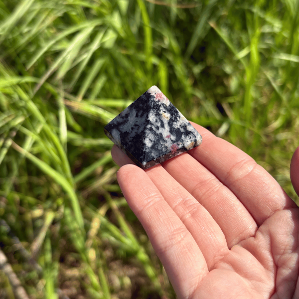 Pyramide en eudyalite
