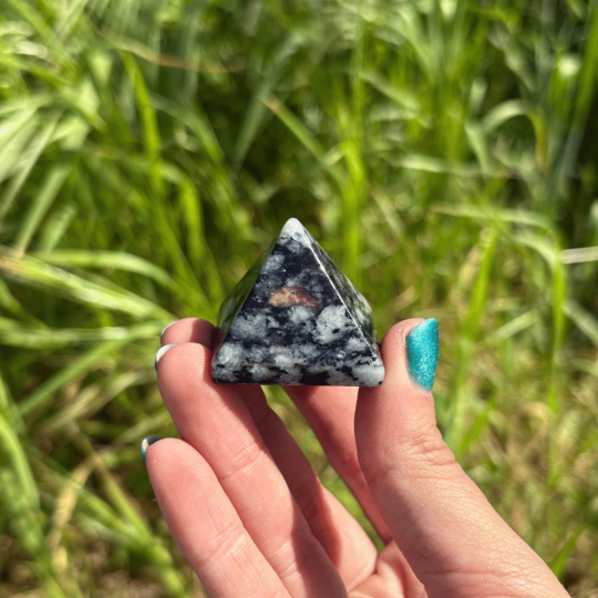 Pyramide en eudialyte