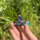 Pyramide en eudialyte