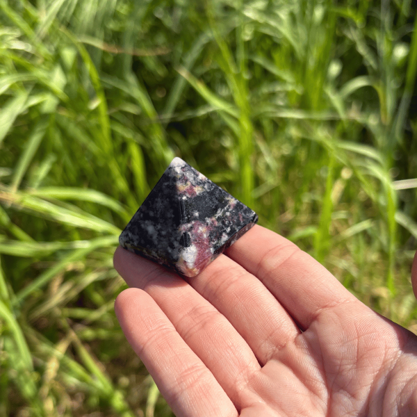 Pyramide en eudyalite