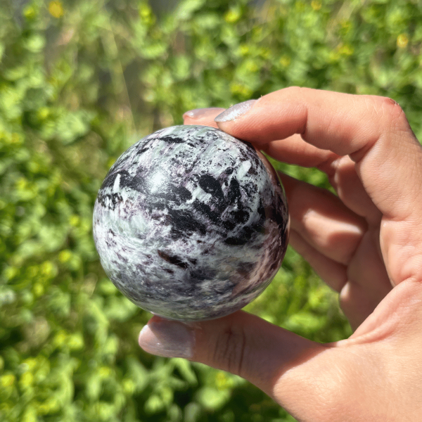 Sphère en kämmerérite d'Inde
