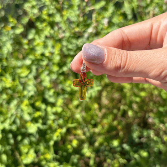 Pendentif croix en ambre