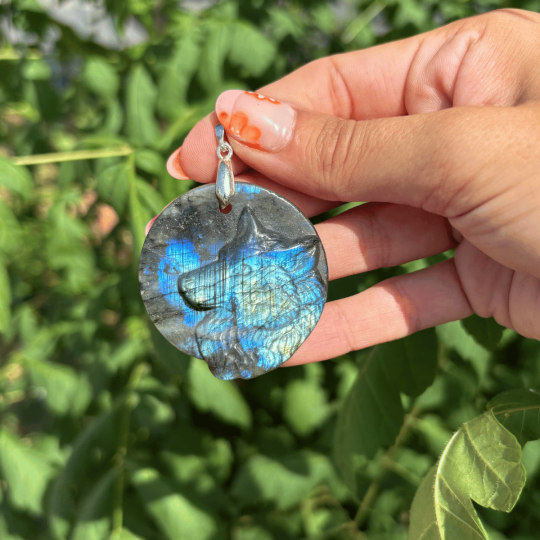 Pendentif loup en labradorite de Madagascar