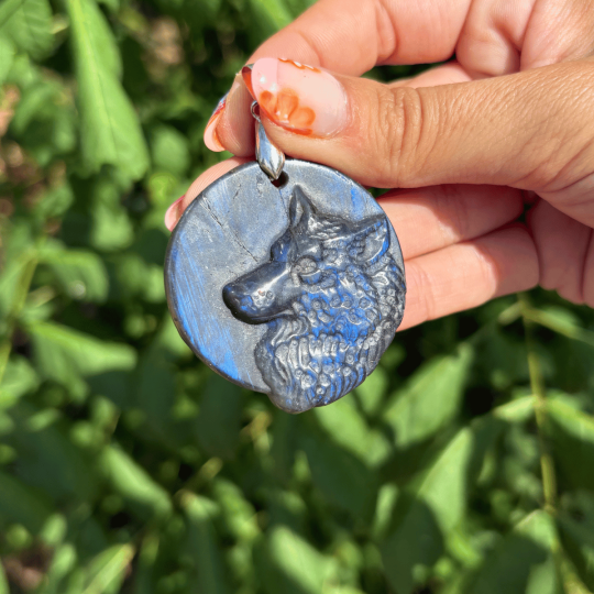 Pendentif loup en labradorite de Madagascar