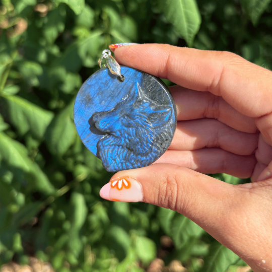 Pendentif loup en labradorite de Madagascar