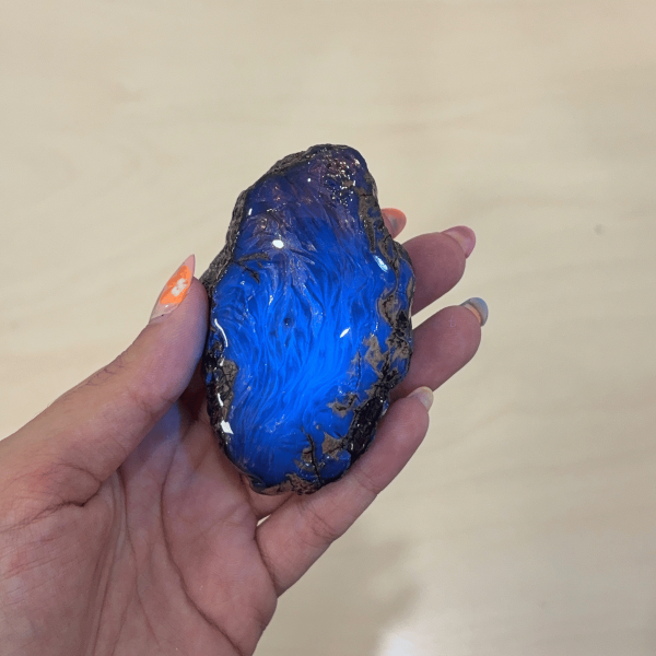Ambre bleu d'Indonésie sous lumière ultraviolets