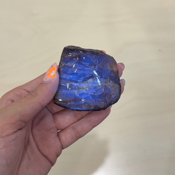 Ambre bleu d'Indonésie sous lumière ultraviolets