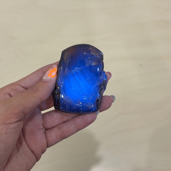 Ambre bleu d'Indonésie sous lumière ultraviolets