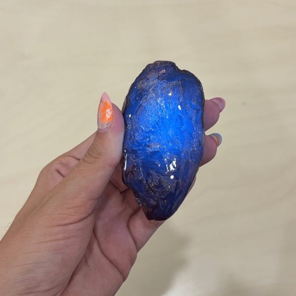 Ambre bleu d'Indonésie sous lumière ultraviolets