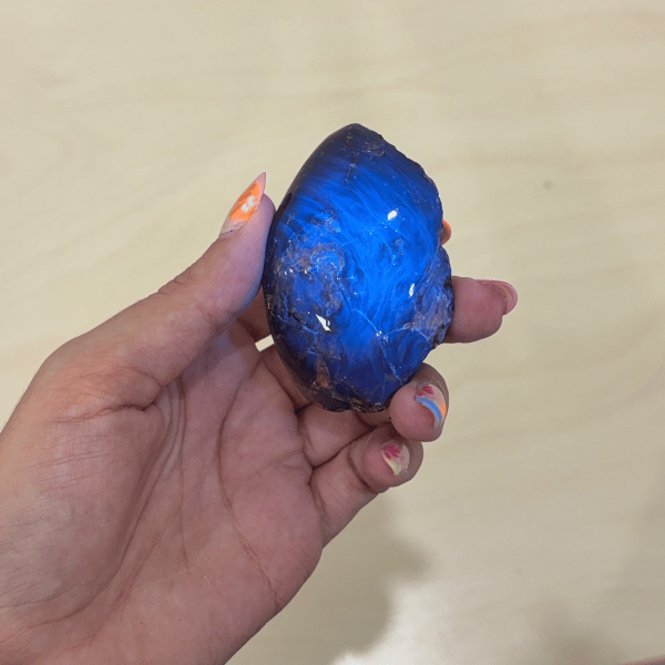 Ambre bleu d'Indonésie sous lumière ultraviolets