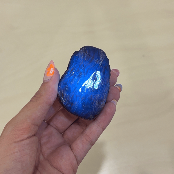 Ambre bleu d'Indonésie sous lumière ultraviolets