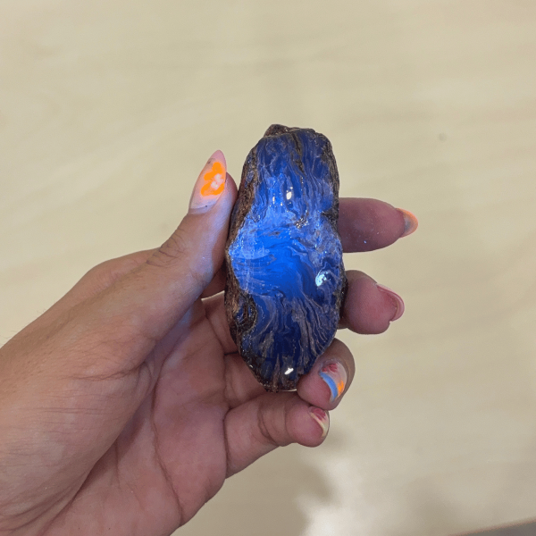 Ambre bleu d'Indonésie sous lumière ultraviolets