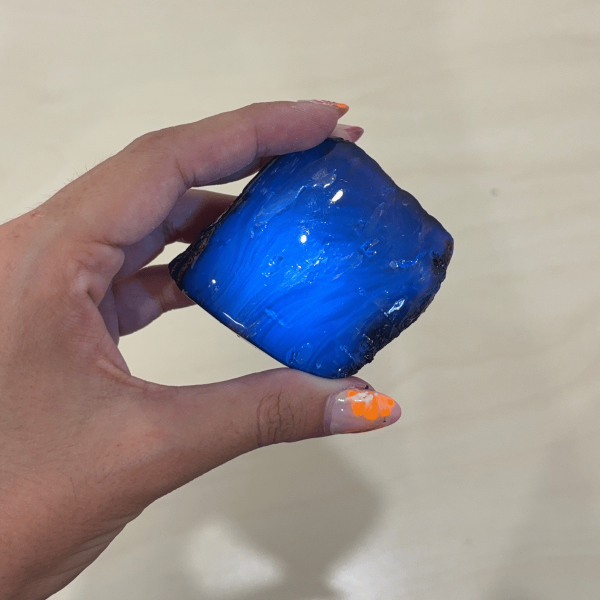 Ambre bleu d'Indonésie sous lumière ultraviolets
