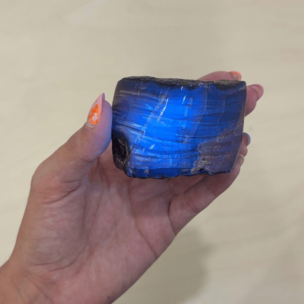 Ambre bleu d'Indonésie sous lumière ultraviolets