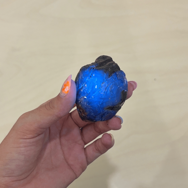 Ambre bleu d'Indonésie sous lumière ultraviolets