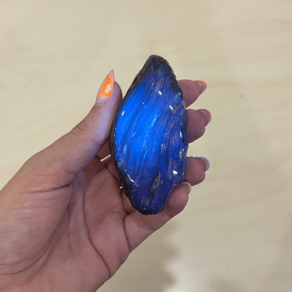 Ambre bleu d'Indonésie sous lumière ultraviolets