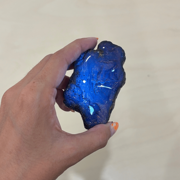 Ambre bleu d'Indonésie sous lumière ultraviolets