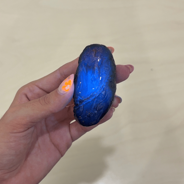 Ambre bleu d'Indonésie sous lumière ultraviolets