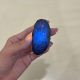 Ambre bleu d'Indonésie sous lumière ultraviolets